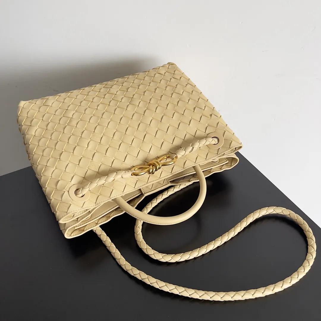 The 2023 new Andiamo batch of 2260 BV has been shipped‼ ️Really popular🔥The new Andiamo woven handbag launched by Bottega Veneta this season is really popular all over the world! ! Celebrities at home and abroad have worn it, and Oscar-winning actress Michelle Yeoh has taken it out on the street. Song Jia, Trai Yara, Yu Feihong, Sanji Ayaka, Rosie Hunting-Whiteley, Yoshioka Riho, etc. have all picked up this bag. It is classic and versatile, showing off its temperament, and the bag capacity is also large, which is very convenient for daily commuting! ! A variety of carrying methods, the shoulder straps can be adjusted by yourself, the original lambskin feels soft and delicate, and the unisex style breaks the gender boundaries and brings a more practical and long-lasting use experience. Andiamo, which has both elegant and casual styles, perfectly interprets the true appearance of "fashionable old money style". Style number: 743572 Size: 32*24*12